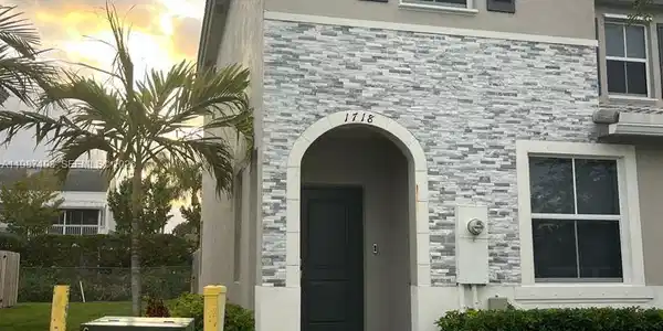 1718 SE 26th Ter