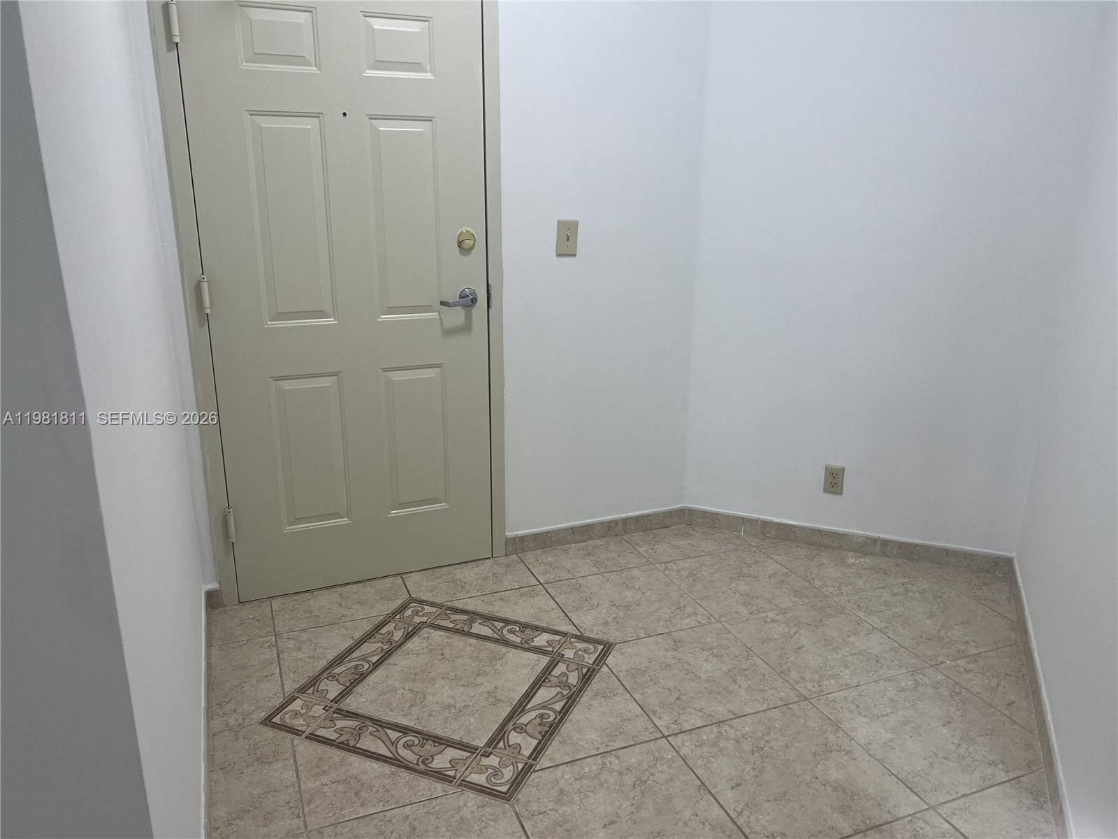 Image 4: Foyer