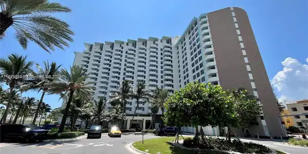 2899 Collins Ave
