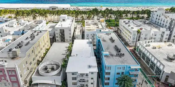 713 Collins Ave