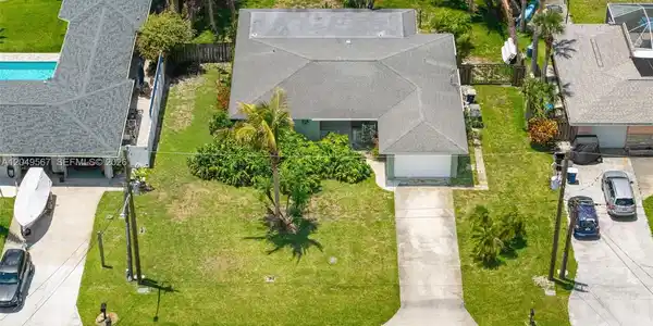 1915 Jacaranda Dr