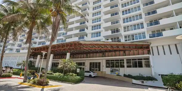 100 Lincoln Rd