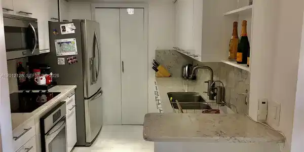 Image 4: Kitchen