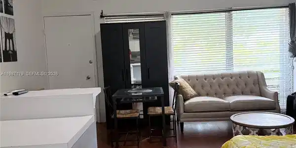 2633 NE 32nd St
