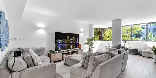 121 Crandon Blvd