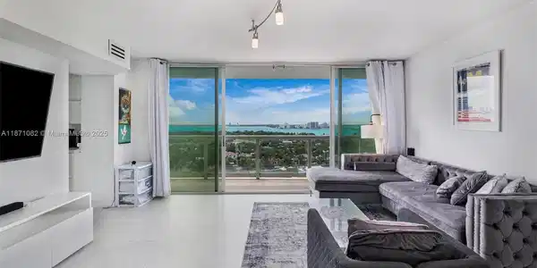 5900 Collins Ave