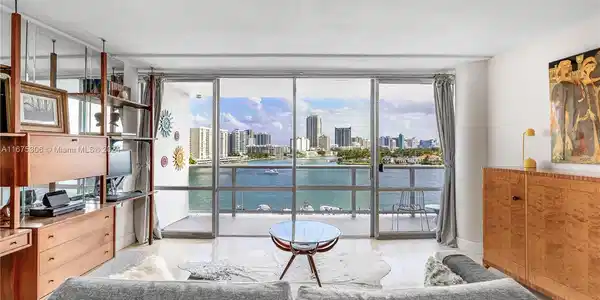 900 Bay Dr