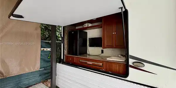 Image 4: Outside Bar