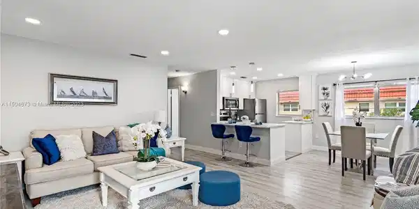 6 Vista Palm Ln