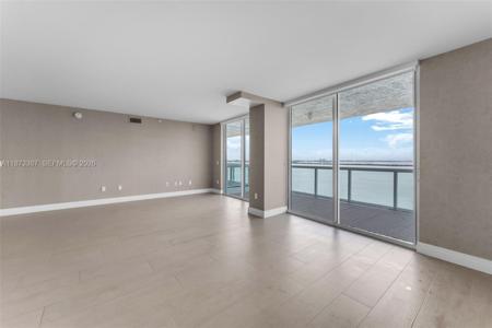 10 Venetian Way