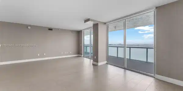 10 Venetian Way
