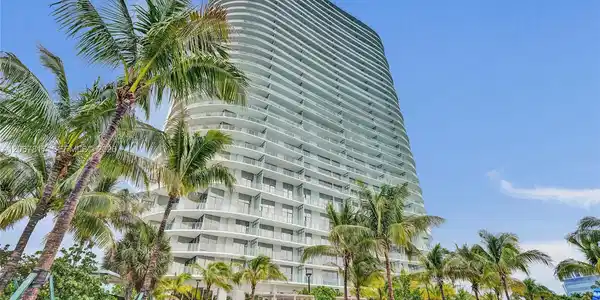 2411 Laguna Cir