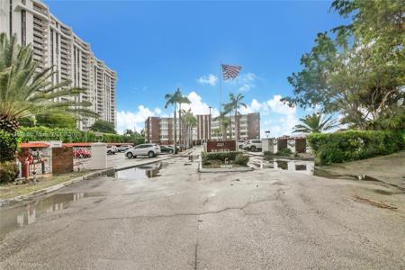 1700 NE 105th St Unit 106