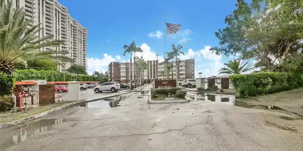 1700 NE 105th St Unit 106
