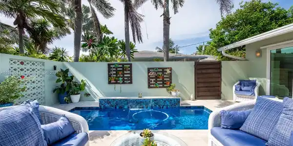 1629 N Palmway