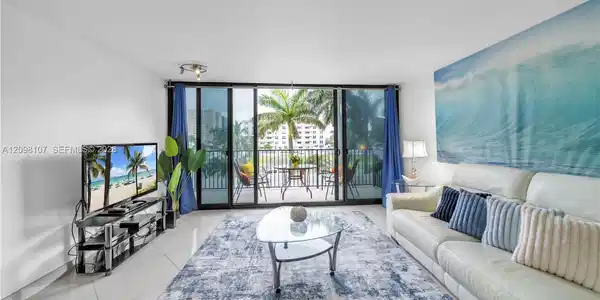 Image 2: Bright living room with floor-to-ceiling glas