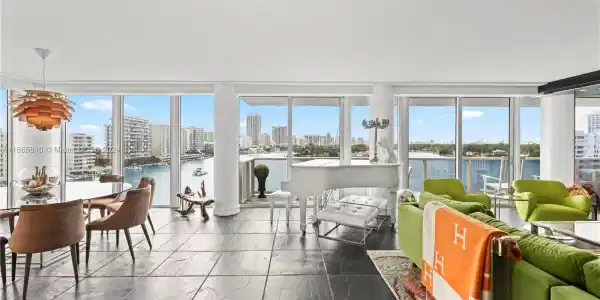 900 Bay Dr