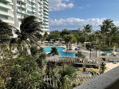 300 S Pointe Dr