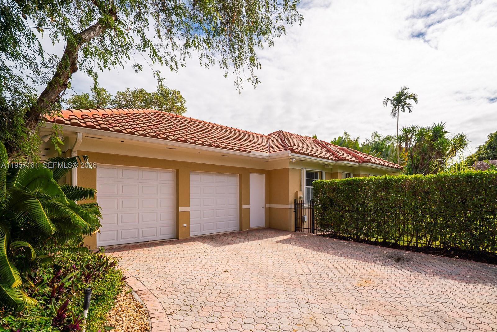 Image 3: side garage