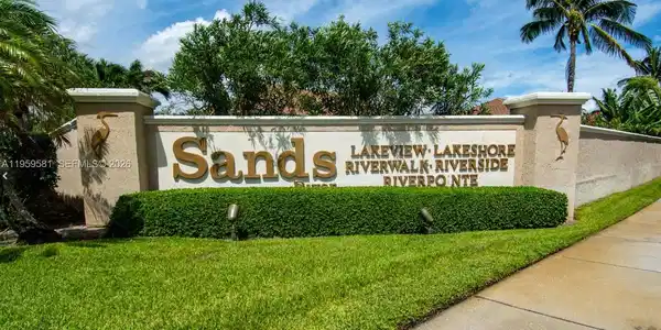 3212 S Lakeview Cir