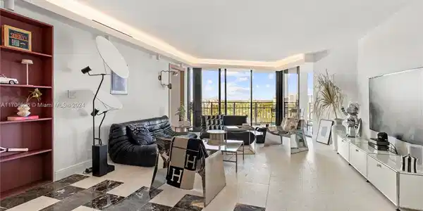 4000 NE Towerside Ter