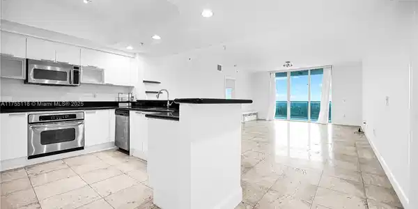 15051 Royal Oaks Ln