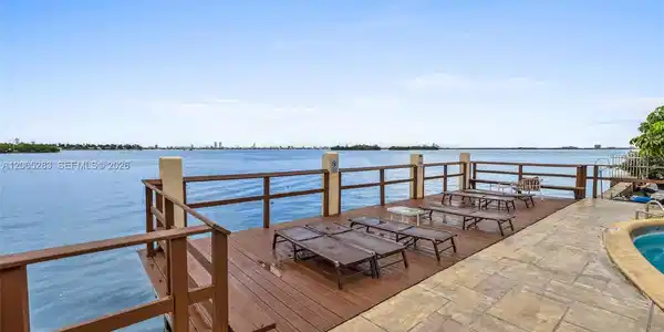 7845 NE Bayshore Ct