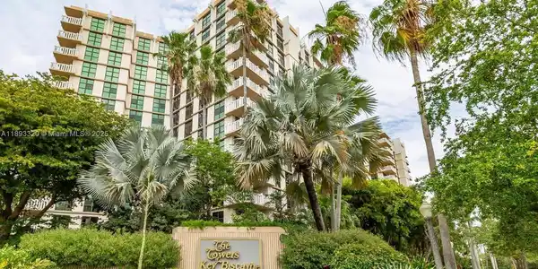 1121 Crandon Blvd