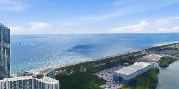 100 Bayview Dr