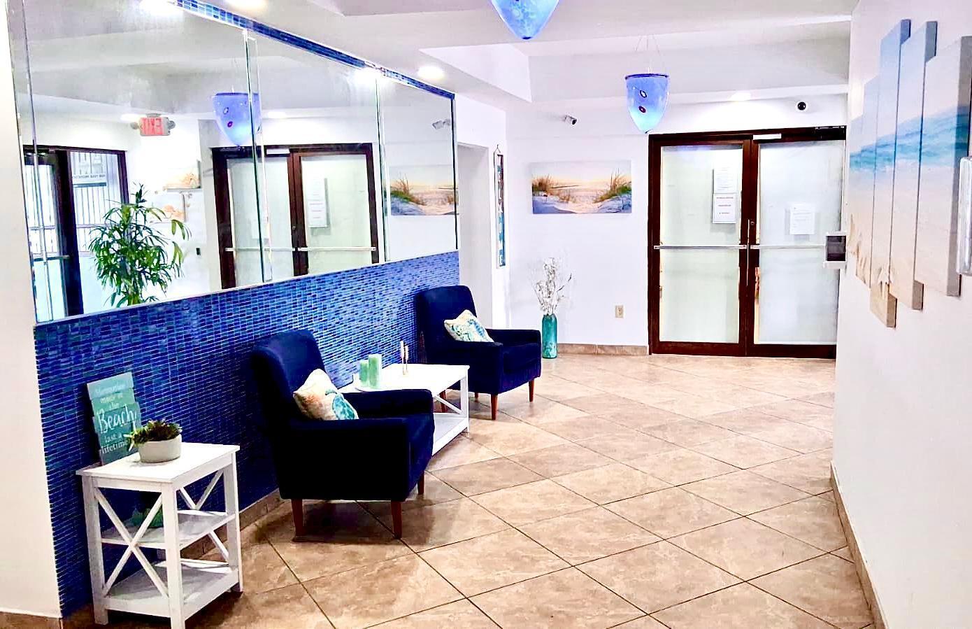 Image 4: 4 - LOBBY