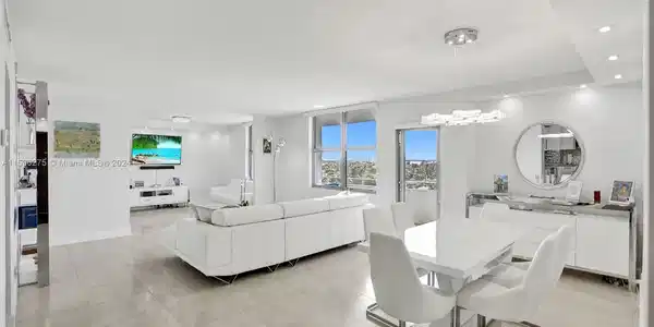 9225 Collins Ave