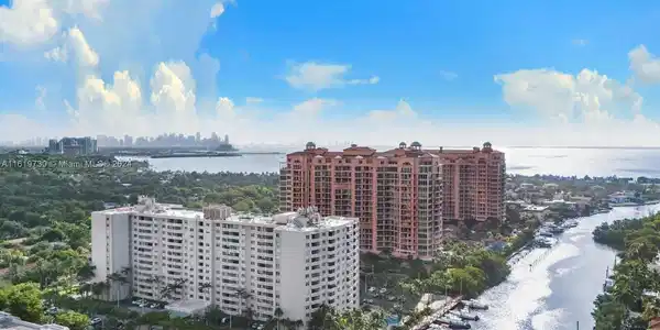 90 Edgewater Dr