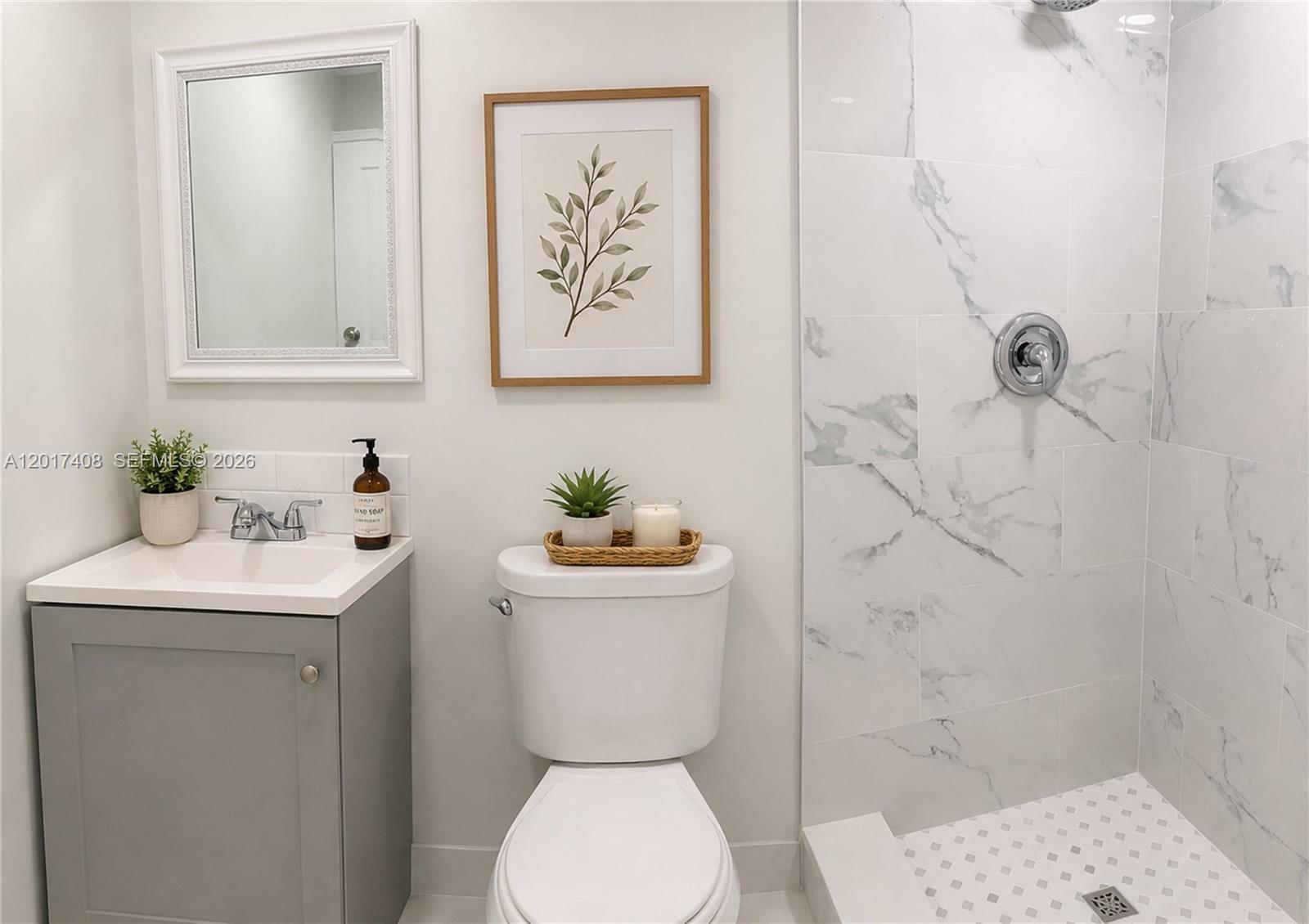 Image 4: Full Bathroom.