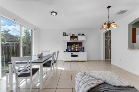 1025 NE 42nd Ter