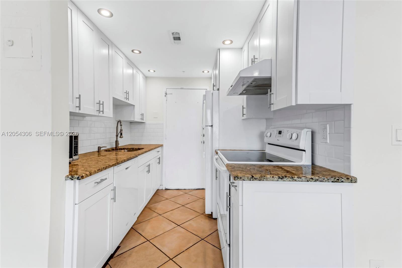 Image 4: Kitchen