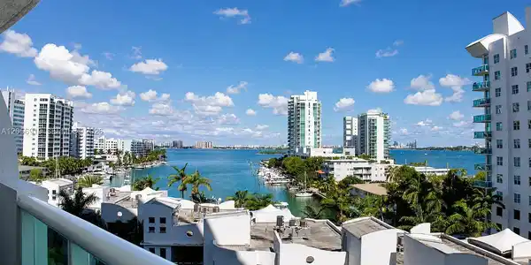7900 Harbor Island Dr