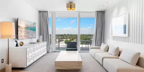 9111 Collins Ave
