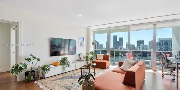 900 Bay Dr