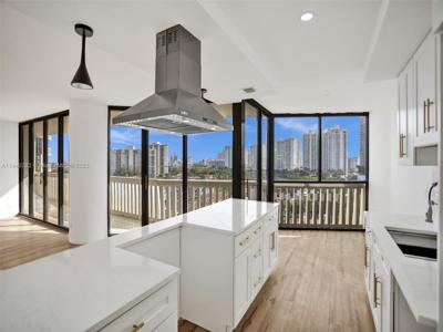 1000 W Island Blvd