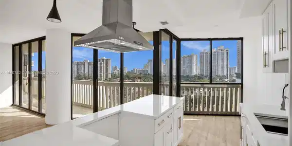 1000 W Island Blvd