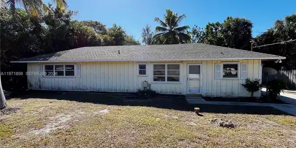 325 SW Manor Dr