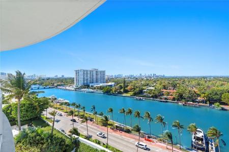4401 Collins Ave