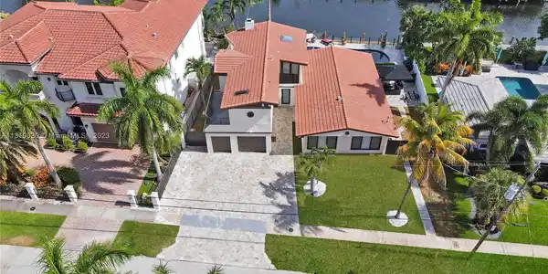 2800 NE 48th St