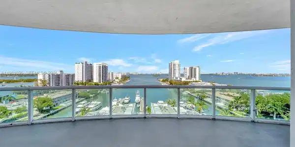 7900 Harbor Island Dr