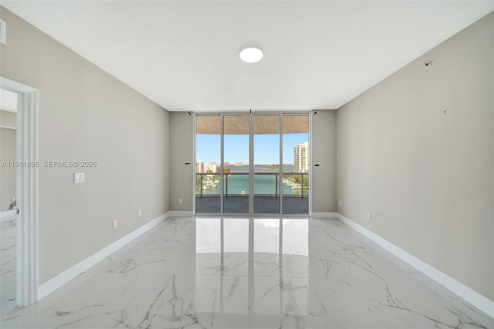 Image 4: Living Room