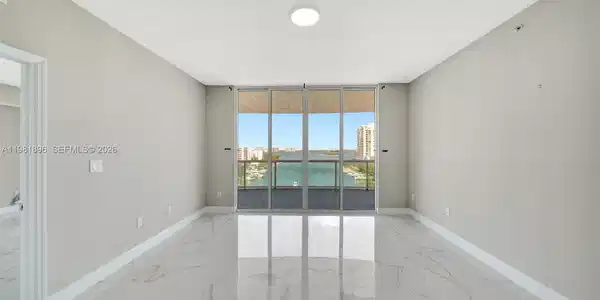Image 4: Living Room