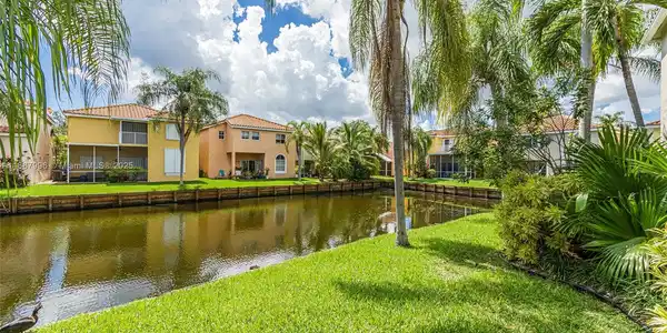 1526 E Lake Ct