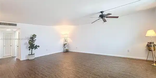 7133 Bay Dr