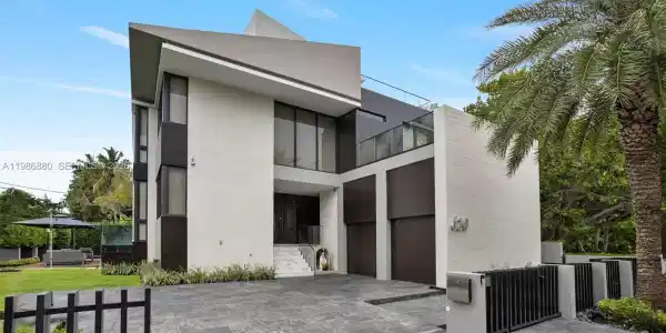 610 Harbor Cir