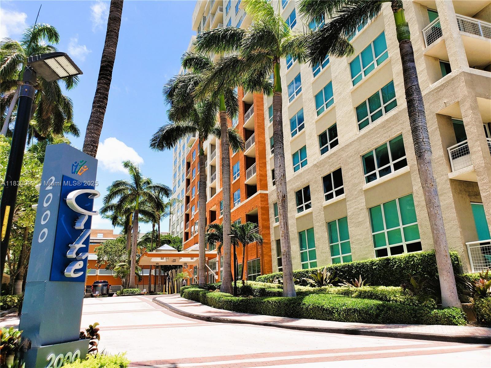 Image 3: Tropical driveway to front valet desk